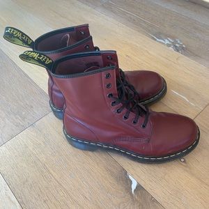 Dr. Martens airwave lace up boots - size 9